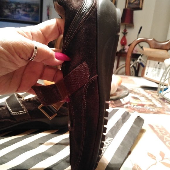 Shoe's - Picture 4 of 6